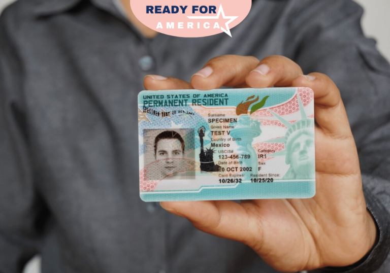 Homme tenant une Green Card, représentant la résidence permanente aux États-Unis, avec le logo Ready for America.